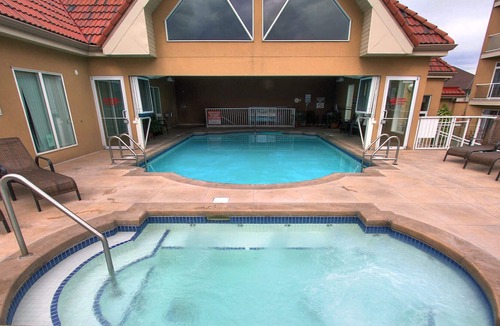 North End Condo | Unobstructed Lakeview/ Top Floor with Loft/ Sleeps 8