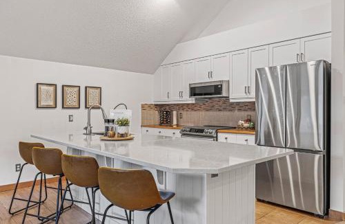 Canmore Apartment | UPDATED Attractive Downtown Condo! Sleeps 10, Hot Tub, Mountain Views managed by Little Sister Getaways