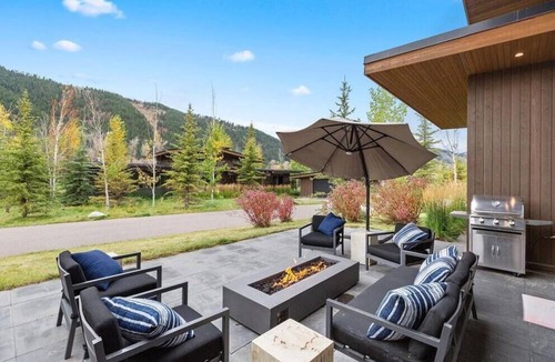 Hoback Junction Cabin | Upscale 3BR Fairway Cabin w/ Mtn. Views + Fire Pit