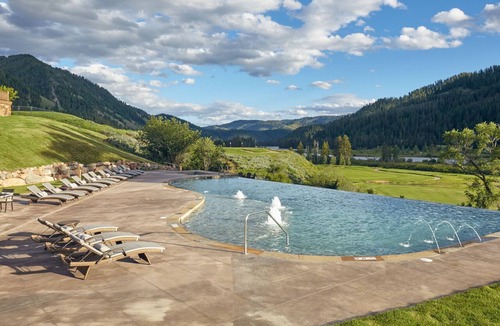 Hoback Junction Cabin | Upscale 3BR Fairway Cabin w/ Mtn. Views + Fire Pit