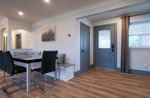 Grimsby House | Upscale 5 bedroom, 3 bath bungalow near the lake and wineries