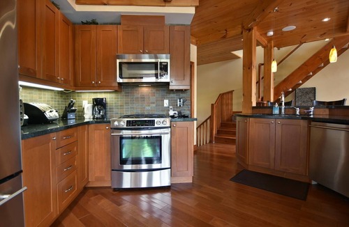 Craigleith Ski Chalet | Upscale chalet with private hot tub . Five minutes to blue mountain village .
