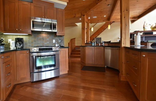 Craigleith Ski Chalet | Upscale chalet with private hot tub . Five minutes to blue mountain village .