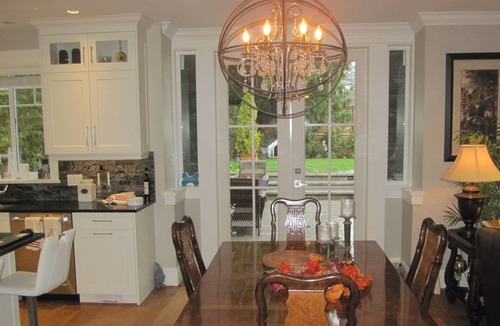 Saanich East House | Upscale Home, Backyard Haven - pet friendly - 10 Minutes to Downtown.