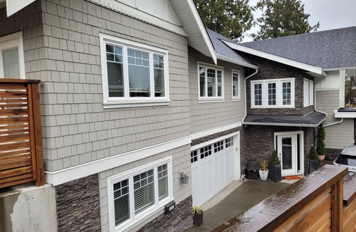 Saanich East House | Upscale Home, Backyard Haven - pet friendly - 10 Minutes to Downtown.