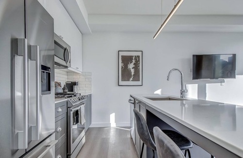 Sunnyside Condo | Upscale Industrial Condo with Patio near LRT