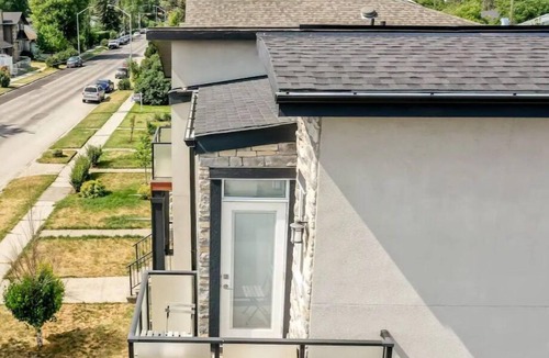 Tuxedo Park House | Upscale modern luxurious 4-bedroom home