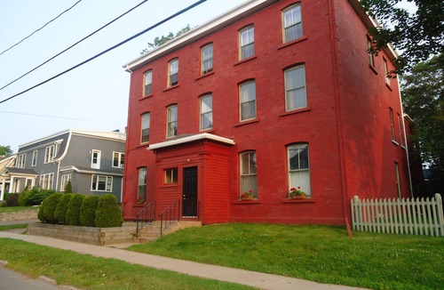 Queens Square Apartment | Urban Heritage Suite In The Heart Of Historic Olde Charlottetown