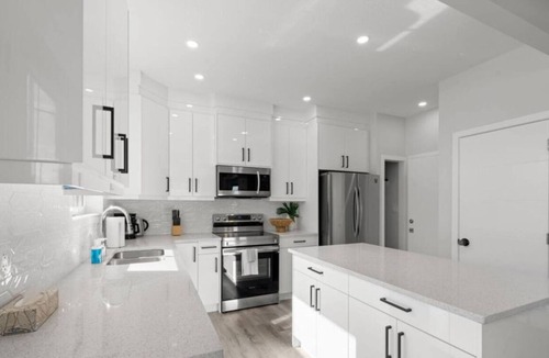 Jasper Place House | Urban Jungle Getaway | AirCon | 10min to DT & WEM!
