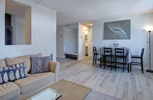 Kensington Apartment | URBAN NEST Entire Cozy condo in trendy Kensington