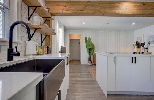 Dartmouth House | Urban Oasis - tranquil, relaxing backyard & garden