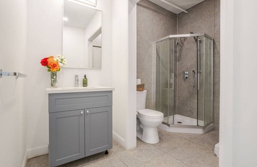 Downtown Montreal Apartment | Urban Studio on Bishop - Hot Spot Dtown MTL