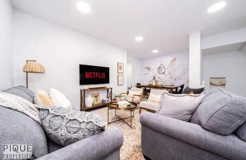 Southwest Edmonton House | Urban Utopia - Hot Tub - King Bed - BBQ - Sleeps 16 - Garage