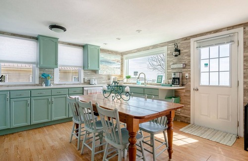 Leamington Cottage | Urban Villa: Lake Erie Serene Cottage