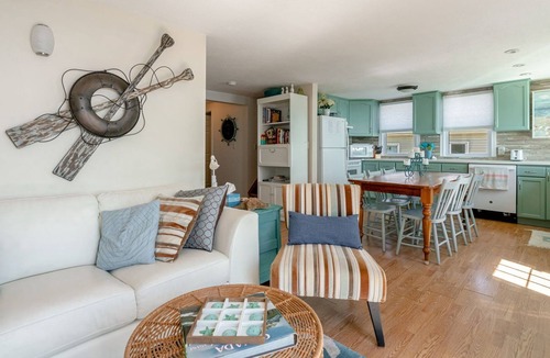 Leamington Cottage | Urban Villa: Lake Erie Serene Cottage