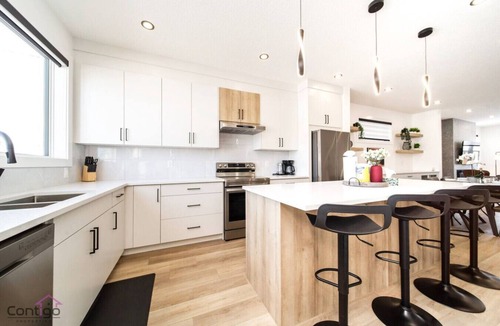 Jasper Place House | Urban Zen | AirCon | King Bed | 10 min WEM & DT!
