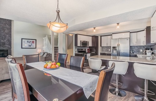 Northwest Calgary House | V.COZY, AC HOME, QUIET, MINS TO DT & A/PT, SHOPS, 6 BEDS, 4 BATHS, SLEEPS 10