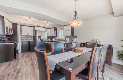 Northwest Calgary House | V.COZY, AC HOME, QUIET, MINS TO DT & A/PT, SHOPS, 6 BEDS, 4 BATHS, SLEEPS 10