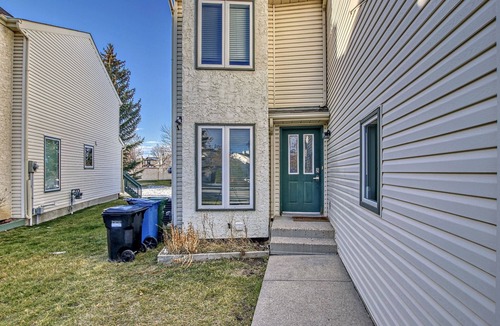 Northwest Calgary House | V.COZY, AC HOME, QUIET, MINS TO DT & A/PT, SHOPS, 6 BEDS, 4 BATHS, SLEEPS 10