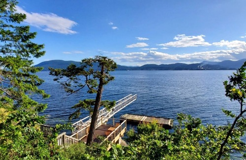 Salt Spring Island Cottage | Valhalla Cabins - The Loft (Oceanfront w/Hot Tub)nn