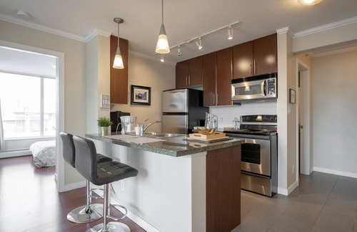 Crosstown Apartment | Vancouver condo: surreal water/mountain/harbor views 2Beds/2BA