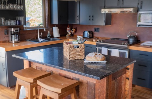 Yellow Point House | Vancouver Island Spectacular Lakeside Paradise