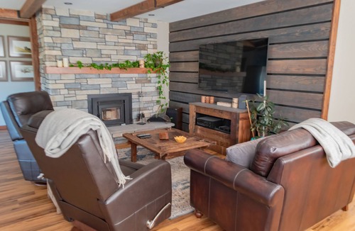 Yellow Point House | Vancouver Island Spectacular Lakeside Paradise