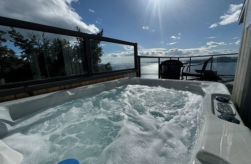 Pender Island House | Vantage Suites- Ocean Front with private Hot tub