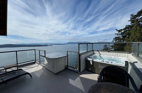 Pender Island House | Vantage Suites- Ocean Front with private Hot tub