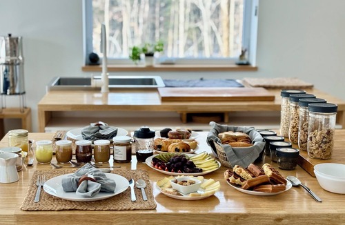 Shefford Apartment | VERGER Room – Cozy & Eco-Friendly Stay around Mt. Shefford, VERGER Room – Zen & Nature-Inspired Spac