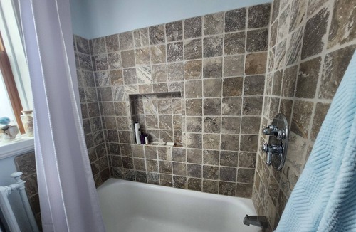 Sunnyside Apartment | VERY CHIC BASE FOR STAMPEDE, SUMMER MOUNTAIN ADVENTURES .NEED A WRITERS RETREAT?
