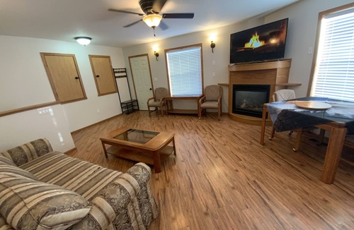 Three Hills House | Very Nice 3-Bedroom House both Suites C & D with WiFi in Three Hills