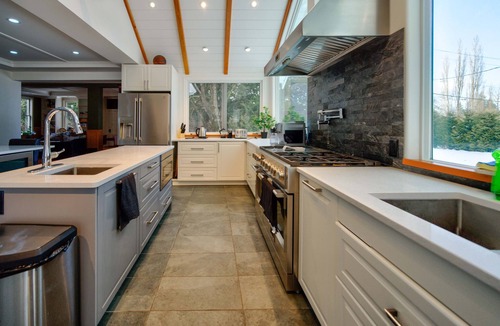 Langley House | Very Private Rustic Home, sleeps 14, Huge Yard