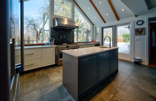 Langley House | Very Private Rustic Home, sleeps 14, Huge Yard