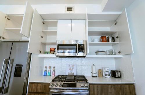 Sunnyside Apartment | Vibrant & Modern Loft-style Walkout Near LRT