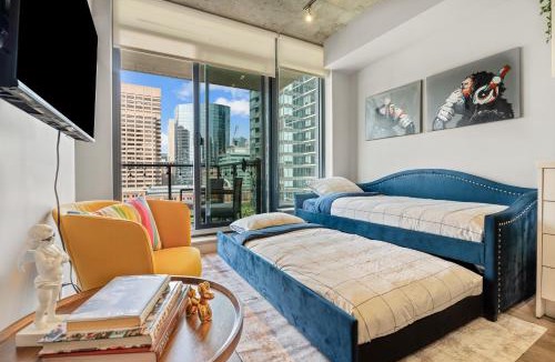 Connaught Apartment | Vibrant PopArt downtown suite, comfy and stylish!