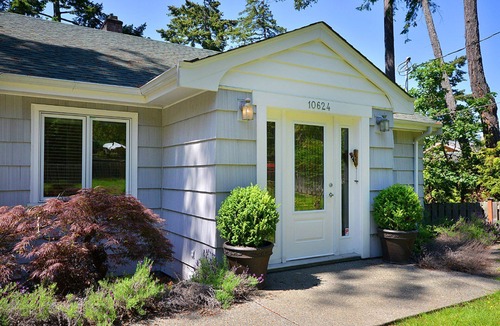 North Saanich House | Victoria Area Deep Cove Ocean Front 5 Bedroom Private Vacation Home