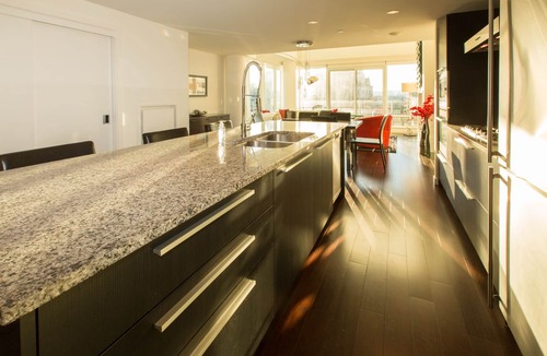 Inner Harbour Condo | Victoria's Falls-Large, Luxurious Suite with Olympic and Harbour Views, Seasonal Pool and AC