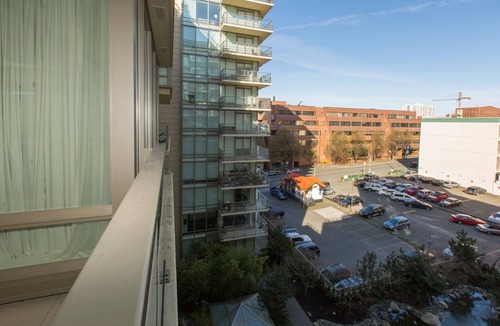 Inner Harbour Condo | Victoria's Falls-Large, Luxurious Suite with Olympic and Harbour Views, Seasonal Pool and AC