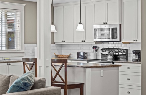Terra Nova House | Victorian 4BR | 2.5BA | 2Parking | Near Parks & DT