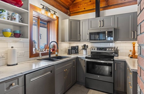 Vernon Apartment | View Point Lodge - View, Hot Tub, Sauna, Cold Plunge