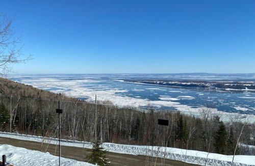 Les Eboulements Ski Chalet | Villa Bella 209: River Views, Luxe Retreat, Spa