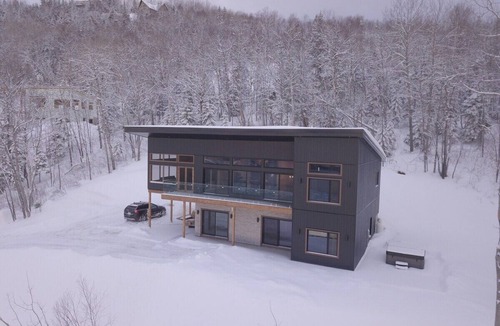 Les Eboulements Ski Chalet | Villa Bella 209: River Views, Luxe Retreat, Spa