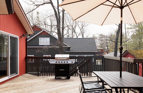 Wasaga Beach House | VILLA UPPER & LOWER SPECIAL RATES SLEEPS 15, VERY CLOSE TO BEACH ACCESS,