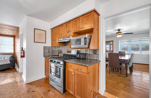 Sherkston House | Vintage 8BR Farmhouse | Hot Tub & Spacious Yard
