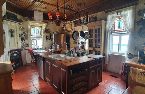 Namur Hostel | Vintage Inspiration & Creative Tools in a Victorian Manor