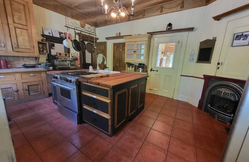 Namur Hostel | Vintage Inspiration & Creative Tools in a Victorian Manor