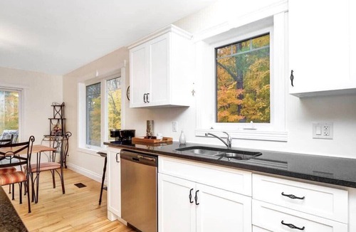 Calabogie House | Walk to golf course, 10 mins to ski hill!