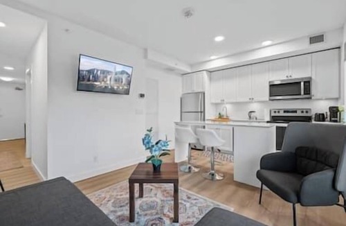 Bridgeland Apartment | Walk to Saddledome| Cgy Tower View | Rooftop Patio