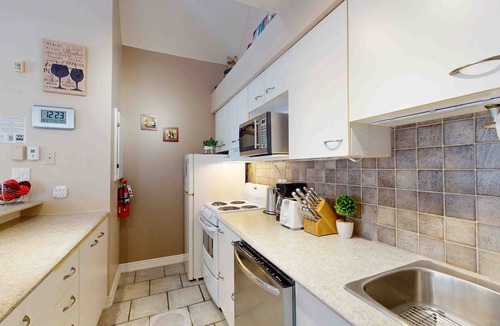 Craigleith Condo | Walk-to-slope condo w/fireplace, pool & tennis
